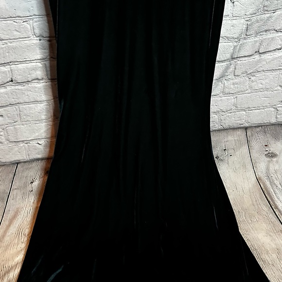 Camilyn Beth Valerie Velvet Gown - Picture 5 of 8